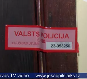 Jēkabpilī vīrietis izlec pa logu, dzīvoklī atrod divus mirušos