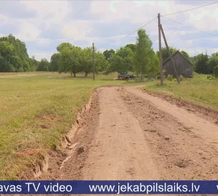 Ar kavēšanos nolīdzināts neizbraucams ceļa posms Vīpes pagastā