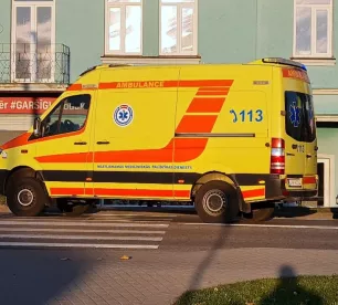 Līvānos automašīna uzbrauc gājējai