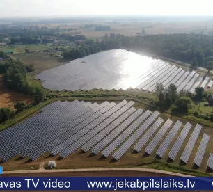 Biržos atklāj saules elektrostaciju, kurā ganās aitas