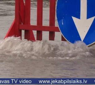 Jēkabpilī applūst ielas un stāvlaukumi