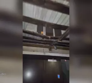 Aizkrauklē vīrietis izkrīt pa 3. stāva logu