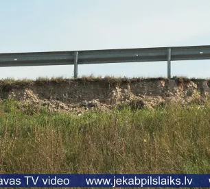 Vai Neretas ielas uzbērums Jēkabpilī ir satiksmei drošs?