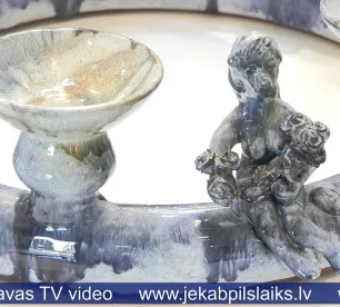 Līvānos atklāj keramikas darbu un cimdu izstādi