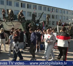 Līvānu jaunieši iepazīst karavīru ikdienu, tehniku un sporta garu