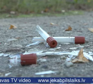 Saplēstas laboratorijas mēģenes – realitāte vecās tuberkulozes nodaļas teritorijā