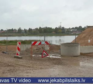 Rudens klāt, bet Jēkabpils aizsargdambī joprojām caurumi