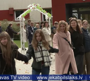 Ģimnāzisti samīļo savu skolu