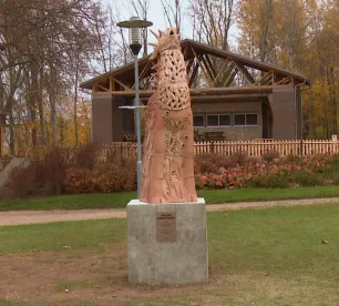 Zvejnieklīcī atklāj staltbrieža skulptūru