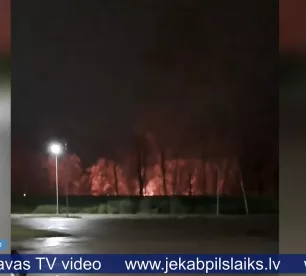 Jēkabpilieši šokā – nosvilina karavīru piemiņai degtās lāpas