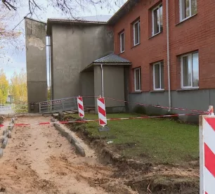 Pie nevalstisko organizāciju ēkas Jēkabpilī iesākta celiņa atjaunošana