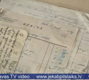 Viesītes vecākās ēkas bēniņu skaidās atrod unikālus dokumentus