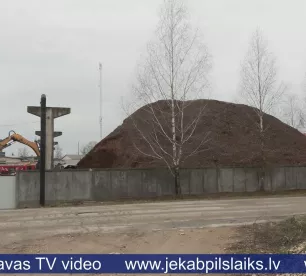 SIA “Ošukalns” teritorijā izceļas ugunsgrēks