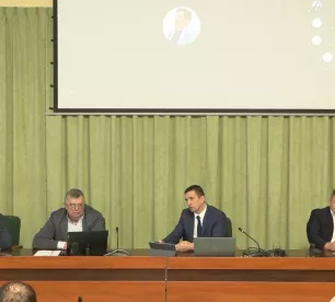 Domes priekšsēdētājs R.Ragainis skaidro, kāpēc jautājumu nevar iekļaut domes sēdes darba kārtībā