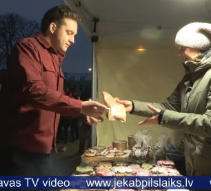 Jēkabpilī Ziemassvētku dāvanu tirdziņā bagātīgs preču piedāvājums