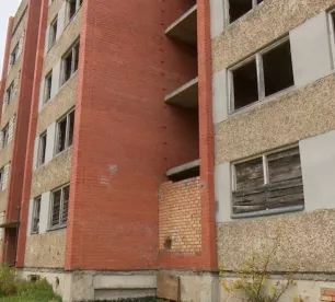 Līvānu novadā graustiem piemēros paaugstinātu nodokli