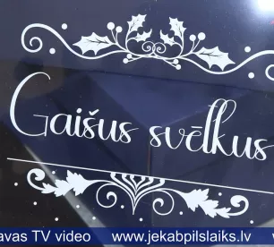 Ziemassvētku dāvanu tirgotāji andelē Līvānu bibliotēkā