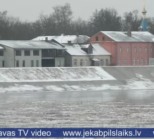 Aizsargdambja būvnieki Jēkabpilī gatavi iespējamiem plūdiem