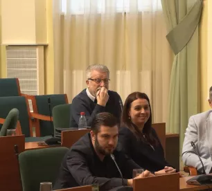 Tenisa korts ir pārklāts ar plēvi un apbērts ar zemi