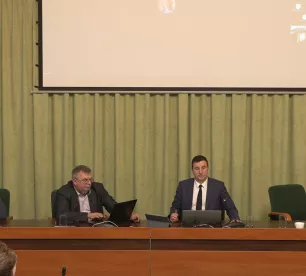 Pēc lēmuma pieņemšanas deputāti turpina diskutēt par noritējušo procesu un vēstuli