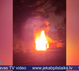 Jēkabpilī liesmas noposta garāžu un tajā esošo automašīnu