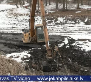 Atsāk Pils dīķa tīrīšanas darbus