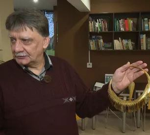 Līvānietis kaļ rotas, kādas nēsāja Jersikā 12.gadsimtā