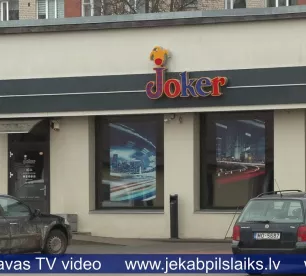 Tiesājas par to, vai jāslēdz Līvānu centrā esošā azartspēļu zāle