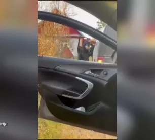 Policists aiztur auto zagli