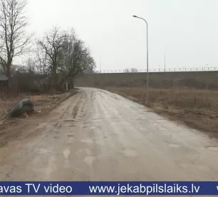 Tauta ziņo: nesen remontētajai Vārpu ielai izveidojušās bedres