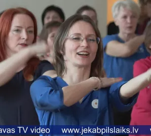 Biržos līnijdejotāji ļaujas deju straumei ikgadējā sadancī