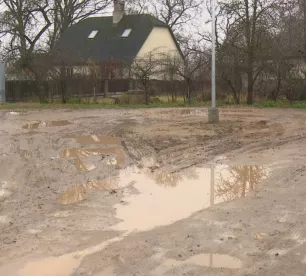 Nomales ielas iedzīvotāji sūdzas par ceļa seguma stāvokli