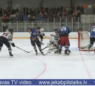 Draudzības hokeja spēlē Jēkabpilī vāc ziedojumus Ukrainai