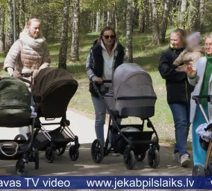 Jēkabpilī jaunās māmiņas dodas izzinošā pastaigā ar PEP mammu