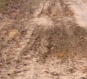 Uz laiku ierobežo transporta kustību uz vairākiem grants ceļiem Jēkabpils novadā