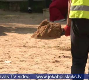 Jēkabpilī skolēni labiekārto teritorijas un palīdz muzeja darbā