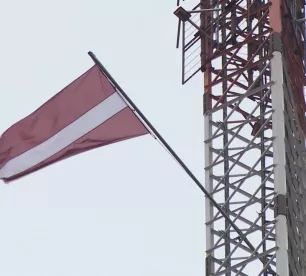 Viesītes sakaru tornī paceļ Latvijas karogu