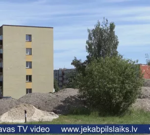 Tauta ziņo: Nameja ielā būvē neparastu “slēpošanas kalnu” 