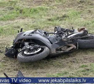 Jēkabpilī apgāžas motociklists – aculiecinieki vaino kādas smagās automašīnas vadītāju 