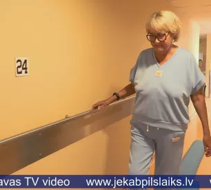 Paciente pēc aknas transplantācijas atguvusi kustību spēju