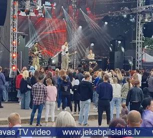 Pilsētas svētki aizvadīti ar romantiku uz skatuves un izaicinājumiem ielās