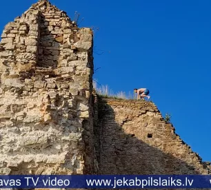 Pārgalvji neievēro noteikumus un rāpjas uz Kokneses pilsdrupu mūra
