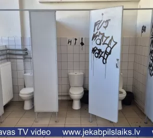 Vandaļi regulāri demolē Jēkabpils Sporta centra tualetes stadionā un Mežaparkā