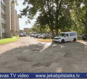 Jēkabpilī sūdzas par bedrēm Dārzu ielas pagalmā