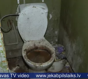Iedzīvotājiem traucē kaimiņa radītā netīrība un smaka