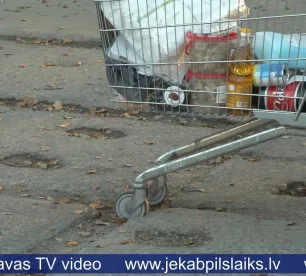 Tauta ziņo: veikala stāvlaukums Jēkabpilī atgādina šķēršļu trasi