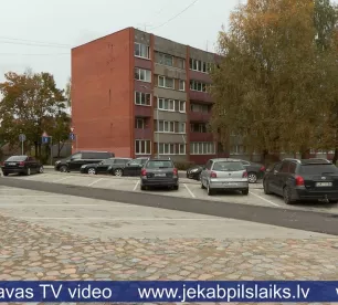 Jauns projekts, bet nav invalīdu stāvvietas – jēkabpiliete sūdzas par situāciju Torņa ielā