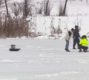 Jēkabpilī uz Pils dīķa ledus manīti pirmie pārgalvīgie makšķernieki