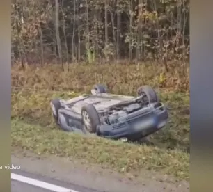 Autoceļa posmā Sala – Sēlija divas automašīnas iebrauc grāvī