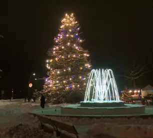 Līvānos Otrajā adventē iemirdzas pilsētas Ziemassvētku egle